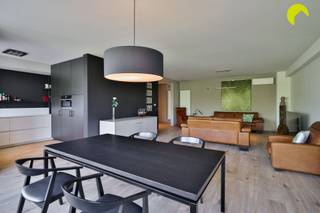 <p><span>Pal in het centrum van Wilrijk, met uitzicht op de Bist, bieden wij u dit gerenoveerd appartement (125m²) aan met 2 slaapkamers, terras en een overdekte autostaanplaats. </span></p><p><span>Het appartement zelf is gelegen op de vijfde verdieping van een statig gebouw (1980). </span></p><p><span>In 2015 heeft het appartement een grondige renovatie ondergaan.</span></p><p><span>Voor de deur vindt u winkels, openbaar vervoer, verbindingswegen, scholen en alles wat u maar kan wensen.</span></p><p><span> </span></p><p><span>Het appartement zelf beschikt over dubbele beglazing met aluminium schrijnwerk. De individuele centrale verwarming verloopt op gas (condensatie) en de elektriciteit is conform aan de voorschriften van het AREI.</span></p><p><span>De asbestkeuring is nog in opmaak. Het dak van het gebouw werd reeds vernieuwd en is voorzien van isolatie. Ook de liften werden al conform gesteld aan de hedendaagse regelgeving.</span></p><p><span> </span></p><p><span>Indeling:</span></p><p><span> </span></p><p><span>We betreden het appartement (via een veiligheidsdeur) in de ruime inkomhal met ingebouwde vestiaire. Hier vinden we tevens een gastentoilet met handenwasser.</span></p><p><span>Aan de voorzijde van het gebouw bevindt zich de zeer ruime en lichte leefruimte. Grote raampartijen bieden u een mooi uitzicht over de Bist.</span></p><p><span>Tevens vinden we vooraan in het appartement de vernieuwde keuken die voorzien is van alle comfort.</span></p><p><span> </span></p><p><span>Centraal is er een vernieuwde badkamer met inloopdouche en badkamermeubel met lavabo en spiegelkast. Tevens is er een praktische derde (tussen)kamer die dienst doet als berging.</span></p><p><span>Naast op maat gemaakt kasten hebben ze hier ook aansluiting voor was-en droogmachine voorzien.</span></p><p><span>Achteraan vinden we de volwaardige slaapkamers. Ook hier zijn inbouwkasten. De grote slaapkamer, alsook de leefruimte beschikken over airco.</span></p><p><span>De kleinste slaapkamer geeft toegang aan een gezellig terras. Vanop het terras kijkt u uit op groen.</span></p><p><span> </span></p><p><span>De vaste maandelijkse kosten bedragen circa 250 euro/maand (provisie water, syndicus, blokpolis, onderhoud gemene delen en lift, elektriciteit gemene delen, reservefonds).</span></p><p><span> </span></p><p><span>De overdekte autostaanplaats vinden we achter gebouw.</span></p><p><span> </span></p><p><span>Graag som ik nog eens de pluspunten op van dit prachtige appartement:</span></p><p><span> </span></p><ul><li><span>Pal in het centrum van Wilrijk, zich op de Bist, openbaar vervoer en winkels direct voor de deur</span></li><li><span>Elektriciteit conform voorschriften AREI, individuele cv op gas (condensatie)</span></li><li><span>Lichte leefruimte met airco + volledig vernieuwde en ingerichte keuken en badkamer</span></li><li><span>Overal inbouwkasten voorzien</span></li><li><span>2 volwaardige slaapkamers + 3e tussenkamer</span></li></ul><p><span> </span></p><p><span>EPC 142 kWh/m² jaar (B-label)</span></p><p><span>G-score: A, P-score: A</span></p><p><span> </span></p><p><span>Voor een bezoek ter plaatse kan u ons contacteren op het nummer 03 449 42 41 of mail ons via hallo@habicom.be.</span></p><p><span>Benieuwd naar de waarde van jouw woning? Check het gratis op <span>www.watismijnhuiswaard.be</span></span><span> </span></p><p><span> </span></p>