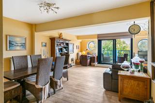 <strong>Tweeslaapkamer appartement op 7de verdieping met parkzichten<br /><br /></strong>-- Mogelijkheid tot aankoop staanplaats --<br /><strong><br /></strong>Dit prachtige appartement ligt temidden van de <strong>Harmoniewijk </strong>in Antwerpen.<br />Strategisch gelegen aan de Mechelsesteenweg, op een steenworp afstand van zowel het <strong>Harmoniepark </strong>als het <strong>Albertpark</strong>. Om de hoek bevindt zich de gekende site van <strong>Brouwerij De Koninck</strong> met haar verschillende speciaalzaken en restaurants. Het <strong>Groen Kwartier</strong> bevindt zich dan weer op wandelafstand.<br />Deze buurt rondom de Harmonie is geliefd om haar uitstekende <strong>bereikbaarheid</strong>, met tal van tram- en bushaltes vlakbij, die zorgen voor een snelle verbinding naar het stadscentrum, Centraal Station en andere belangrijke locaties. Voor fietsers wordt de bereikbaarheid merkbaar verbeterd dankzij plannen voor een groter fietspad en zelfs een plein voor de voordeur: een totale make-over om de leefbaarheid, het al aanwezige groen en de bereikbaarheid naar een hoger niveau te tillen.<br /><br />Gelegen op de <strong>7de verdieping</strong>, biedt dit appartement een combinatie van comfort, rust en stijl.<br />De ruimtes zijn voorzien van hoogwaardige <strong>parketvloeren </strong>die zorgen voor een warme en tijdloze uitstraling.<br />De open keuken is voorzien van <strong>modern comfort</strong>.<br />Vanuit de woonkamer heeft de bewoner een <strong>panoramisch zicht </strong>over het park: een uniek gevoel van openheid en veel <strong>lichtinval</strong>, zonder in te hoeven boeten aan <strong>privacy</strong>! Het appartement beschikt over <strong>twee terrassen</strong>, waar u de hele dag door kunt genieten van zon en rust.<br />Bijzonder: een <strong>privélift </strong>brengt de bewoner rechtstreeks naar de 7de verdieping.<br />Recent geïnstalleerde gastcondensatieketel.<br />Daarnaast beschikt de bewoner over een eigen <strong>parkeerplaats </strong>en een ruime berging onderin het gebouw.