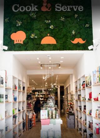 Instapklaar commercieel gelijkvloers te huur, gelegen te Oostende op één van de belangrijkste winkelstraten van het land.Dit pand heeft een...