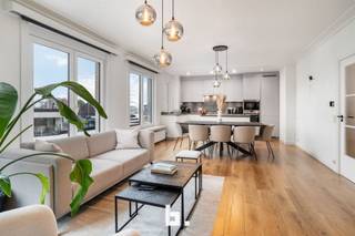 Dit prachtige, recentelijk volledig vernieuwde appartement is gelegen in het hart van Kortrijk en biedt alle comfort en ruimte die men kan...