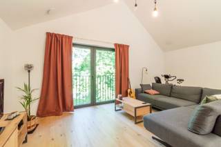 Un bâtiment entièrement rénové et contemporain, situé en plein centre-ville, à proximité de la gare, avec vue sur le parc de la ville de Halle.<br />Il se compose de :<br />Au rez-de-chaussée : hall d'entrée (6,03 m²), local technique/buanderie (4,27 m²), WC avec lavabo (1,12 m²),2 chambres (10,96 m² et 6,90 m²), salle de bains (4,10 m²) équipée d'une baignoire avec douche et d'un lavabo.<br />Au premier étage :<br />spacieux séjour ouvert avec salle à manger et cuisine équipée (41,33 m²) comprenant un évier, une plaque de cuisson, une hotte, un four combiné, un réfrigérateur et un lave-vaisselle,<br />terrasse attenante (8,24 m²).<br />En outre : une place de parking extérieure.<br />Menuiseries extérieures en aluminium avec double vitrage.<br />Chauffage par pompe à chaleur (DAIKIN).<br />Parquet – panneaux solaires – système de ventilation (ZEHNDER COMPAIR Q).<br />Raccordements aux réseaux : eau et électricité.<br />Actuellement loué. Aucune charge commune.<br />Surface brute habitable : 120 m² (selon le certificat PEB). <br />Référence cadastrale : n° H90/R6/P000.<br />PEB : 25 kWh/m²/an – UC : 2406041.