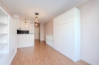Instapklare studio met terras gelegen pal in het centrum van Nieuwpoort-Bad, Franslaan 100 in de Residentie Santhooft. Deze studio ligt vlakbij de winkels, zeedijk en horeca. <br /><br />Indeling:<br />- inkomhal met ingemaakte kast<br />- ingerichte keuken<br />- leefruimte met aansluitend terras<br />- badkamer met douche, toilet en lavabo<br /><br />Er kan eveneens een fiets worden geplaatst in de gemeenschappelijke fietsenberging mits betaling van 25 euro/jaar aan de syndicus.<br />Er zijn eveneens vrije parkeerplaatsen achteraan het gebouw.<br /><br />Troeven:<br />- centrale ligging<br />- terras<br />- instapklaar<br />- zeer mooi rendement<br />- vrije parkeerplaatsen achteraan het gebouw<br />- privatieve kelderberging in het gebouw<br /><br />Bent u op zoek naar vastgoed te Nieuwpoort? Aarzel niet om uw afspraak vast te leggen!<br /><br />Bestuursmaatregelen in het maatregelenregister: nee