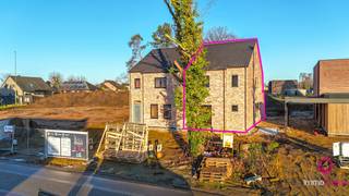 <p><span>Elke zondag welkom op ons kantoor van 10u-12u voor meer info over de nieuwbouwprojecten!</span><br /><br />Deze landelijke nieuwbouwwoning in ruwbouw (HOB) met 4 slpks is rustig gelegen in het mooie Boekt : laatste stuk!<br />De woning bevindt zich in een residentiële straat en heeft een uitstekende bereikbaarheid naar de autosnelweg E313-E314!<br /><br />Deze ruime half open bebouwing in Oude Beerse-look bevindt zich op een perceel van 4.36 are waarvan het perceel een straatbreedte heeft van 9.70 meter!<br />De woning heeft een bewoonbare oppervlakte van 209 m² en is praktisch opgedeeld.<br /><br />Er werd rekening gehouden met een open leefruimte met achteraan een gezellige keukenruimte die onmiddellijk aansluit aan de berging met achterdeur. De “doorzon”-leefruimte heeft zowel via de voor-, zij- als achterzijde ramen voor een uitstekende lichtinval.<br /><br />Vanuit de living vertrekt ook de trap naar boven. Op de eerste verdieping zijn er 3 slaapkamers, een apart toilet en een badkamer. De slaapkamers zijn allen voldoende ruim.<br />De 2de gegoten betonnen trap brengt ons naar een prachtige open zolderruimte; hier kan men een ruime 4de polyvalente (slaap)kamer creëren, of zelfs opsplitsen naar een 5de kamer. In de hoek kan de technische ruimte voorzien worden.<br /><br />Zowel de raampartijen als de dakwerken zijn van uitstekende makelij.<br /><br />Deze ruwbouwwoning wordt opgeleverd met een vlak getrokken perceel dat onmiddellijke aanplanting toelaat.<br /><br />De Heilig-Hartlaan is een zalige straat met voornamelijk ééngezinswoningen. Vanuit hier kan men zelfs te voet naar het kleuter- en lager onderwijsschooltje de hoek om; de grote supermarkten bereikt men na enkele minuten en als kersje op de taart : Boekt heeft nog een warme bakker!<br />Of wat dacht u om met de fiets via de natuur richting Lummen te fietsen? Zalig….! Ook kan men vanuit hier te voet vertrekken naar de achterkant van de Kluis in Bolderberg. De autosnelweg met verkeerswisselaar “Het Klaveblad” bereikt men na enkele minuten.<br /><br /><br />Indeling : <br />GELIJKVLOERS : inkomhal, gastentoilet, leefruimte met trap naar boven, open keuken, berging<br />EERSTE VERDIEPING : nachthal, apart toilet, 3 slaapkamers, badkamer, trap naar boven<br />ZOLDER : open polyval ruimte met plaats voor techn ruilte <br />TUIN: aan te leggen <br /><br />Pluspunten:<br />-prachtige stijl; voor ieder wat wils!<br />-zeer degelijke bouw<br />-ruim = 209 m²<br />-ruime living!<br />-4/5 slaapkamers <br />-betonnen trappen<br />-tijdloze pastoriestijl<br />-goede ligging = overal dichtbij!<br />-grondwaarde aan 12%, enkel constructie onder 21%BTW<br /><br />Voor een afspraak of meer info, bel ons op 078/78.78.70, of kom gewoon binnen op ons kantoor. Steeds welkom!</p>