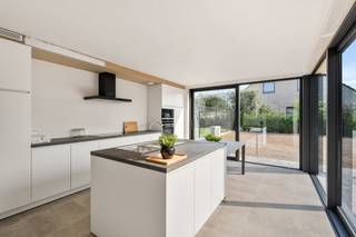 Kwalitatieve moderne afgewerkte ruime nieuwbouwwoning met 3 SLK! Topgelegen: in een rustige, doodlopende straat doch dichtbij winkels,...