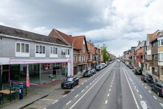 Dit handelspand is gelegen op de Victor Braeckmanlaan, een drukke invalsweg net voor het binnenrijden van Gent. Het handelspand geniet een optimale visibiliteit door zijn 10m lange etalage en bestaat uit een open ruimte van maar liefst 200m2, apart bureel, kitchenette en apart toilet. Het handelspand deed jaren dienst als showroom maar kan gebruikt worden voor verschillende doeleinden. Grote troef is de enorme lichtinval door de hoge raampartijen aan de voor-en achterzijde. <em>Energielabel D</em><br /><br />Extra: mogelijkheid tot het bijhuren van parking aan de achterzijde van het gebouw.<br /><br />Bezoek mogelijk na afspraak met Serge van Center Office via 0485/61 59 22.