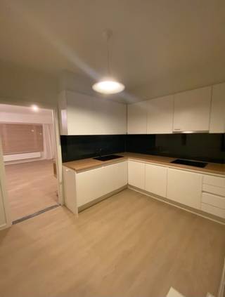 Rustig maar toch centraal gelegen duplex van ca. 150 m² te Hoogstraten.
Gelegen op de 1ste en 2de verdieping van een kleinschalig appartementsgebouw, welke te bereiken is via een trap.
Het instapklare appartement omvat op de eerste verdieping een inkomhal, een ruime woonkamer, 1 slaapkamer, een keuken, een badkamer, toilet, een ruime wasplaats en een terras van ca. 30 m² etc.
Op de 2de verdieping bevinden zich 2 ruime slaapkamers, een hal met inbouwkasten en de technische ruimte/zolder.
2 autostaanplaatsen inbegrepen, gelegen vooraan het gebouw.
Niet bemeubeld.
Geen gemeenschappelijke kosten.
Appartementsgebouw bevat 2 woonsites met elk een aparte inkom.
Vlakbij meerdere scholen, openbaar vervoer, horeca, winkels, etc.
Beschikbaar vanaf november 2026.
Indien interesse mag de infofiche via onderstaande URL ingevuld worden:
https://forms.cloud.microsoft/r/HwxXLjr5Ta