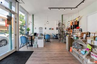 Polyvalente woning in het centrum van Broechem met mogelijkheid tot uitbating van een handelszaak (of vrij beroep).Op de gelijkvloerse verdieping...