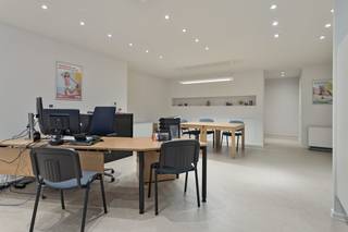 Bent u op zoek naar een praktisch en instapklaar kantoor op een toplocatie in Waregem? Dit kantoor van ca. 80 m² biedt een functionele indeling en is ideaal voor zelfstandigen of bedrijven die een professionele werkruimte zoeken.Eigenschappen:- Oppervlakte: ca. 80 m²- Indeling: wachtruimte, afzonderlijk kantoorgedeelte- Voorzieningen: kitchenette, ingebouwde kasten- Verwarming: elektrische accumulatie- Ligging: centraal in Waregem, met parkeermogelijkheden in de buurtDit pand kan onderhevig zijn aan de renovatieverplichting die door de Vlaamse overheid wordt opgelegd voor niet-residentiële gebouwen. Consulteer voor meer informatie de website van het Vlaams Energie- en Klimaatagentschap via https://www.energiesparen.be/nr/renovatieverplichting.Dit kantoor is perfect geschikt voor diverse professionele doeleinden en biedt een combinatie van comfort, bereikbaarheid en functionaliteit. Interesse? Contacteer ons voor meer informatie of een bezoek ter plaatse op het nummer 056 21 11 11.