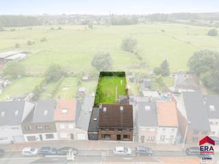 <p>[[ DIT PAND NEEMT DEEL AAN DE ERA OPEN HUIZEN DAG OP 13/6 VAN 14:30 TOT 15:30 ]]</p>

<p>Te koop: Ruime woning met garage in de Meerstraat, Liedekerke, gelegen in een rustige residentiële omgeving met een grote tuin en zicht op over de groene velden.</p>

<p> </p>

<p><span>De locatie is een absolute troef! Op enkele minuten wandelen van het centrum en station van Liedekerke, op fietsafstand van station Denderleeuw én nabij oprit E40 Affligem maar toch gelegen in een rustige straat met prachtig groen verzicht.</span></p>

<p>Deze woning met 6 slaapkamers, 2 badkamers en 2 leefruimtes is ideaal voor een combinatie wonen-werken, zorgwoning of voor grote gezinnen!</p>

<p> </p>

<p>Enkele troeven:</p>

<ul><li>De woning onderging in 2020 een grondige renovatie (dak, leidingen, isolatie,...)</li><li>Grote garage met plaats voor 2 wagens</li><li>EK conform</li><li>Geen renovatieverplichting</li></ul>

<p> </p>

<p> </p>

<p>Interesse! Contacteer ons vandaag nog contact op voor een bezoek!</p>

<p> </p>

<p>JOUW DROOMHUIS. ZO GEVONDEN!</p>