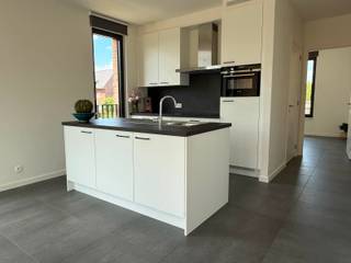 Prachtig centraal gelegen 2 slaapkamer appartement op 1e verdiep met een ruime, lichtrijke leefruimte met open keuken, groot Zuidgericht terras met prachtig zicht, bureau, veel bergruimte en overdekte staanplaats. Onmiddellijk beschikbaar. Huurprijs : 990€ p/m met een vaste kost van 60€ p/m.<br /><br />Beste<br />Om u kandidaat te stellen als huurder, verzoeken we via onderstaande link in te loggen, druk op de rode knop "Bezoek aanvragen" en vul uw <br />huurprofiel zo volledig en correct mogelijk in. Dit kan enkel met een laptop of tablet.<br /><br />https://albert.immo/listing/flat-for-rent-2310-rijkevorsel-7780908<br /><br />Indien dit niet werkt via de site immo Albert je bezoek aanvragen.<br />Extra ondersteuning<br />support@rentio. be is een live chat of telefonisch +32 15 102 001<br /><br />Je wordt dan uitgenodigd voor de 2 vaste bezoekmomenten. <br />Indien vragen contact opnemen via mail, niet telefonisch. <br />lieke@albert.immo<br />Bij Albert kom je thuis!<br /><br />INDELING: <br />• inkomhal <br />- ruimte om kapstok te voorzien<br />• Slaapkamer 1<br />- straatkant <br />- 10 m2<br />• Bureau<br />- 5 m2<br />- straatkant<br />• Slaapkamer 2<br />- straatkant<br />- 13 m2<br />• Toilet met handwasser<br />• Doucheruimte<br />- inloopdouche<br />- dubbele wastafel<br />- badkamermeubel<br />- spiegelkasten met stopcontact en verlichting<br />• Ruime berging / wasplaats<br />- technische ruimte<br />- maansluiting wasmachine<br />• Leefruimte met een open keuken<br />- zeer ruim<br />- veel lichtinval door de vele ramen<br />- uitzicht op het grote Zuidgerichte terras<br />• Open keuken<br />- keukenmeubel met dubbele spoelbak<br />- combi micro/oven<br />- keramisch vuur met een dampkap<br />- ingebouwde ijskast met vriesvak<br />- ingebouwde vaat<br />• Terras <br />- 13m2<br />- prachtig zicht op de houten fietsberging met groen dak, omringd door groen<br />- grote schuifraam<br />• Overdekte, ondergrondse garage<br />• Gemeenschappelijke berging voor de afvalcontainers. <br />• Fietsenberging <br />- 3 fietsen<br />Allerlei:<br />• Gebouw is 4 jaar oud<br />• Vloerverwarming<br />• Extra verwarmingselement in de badkamer<br />• Videofoon<br />• Ventilatiesysteem<br />• Rolgordijnen aan alle ramen behalve de grote schuifraam<br />• Volledig betegeld in grijze vloertegel<br />• Openbaar vervoer, scholen, winkels in de nabijheid
