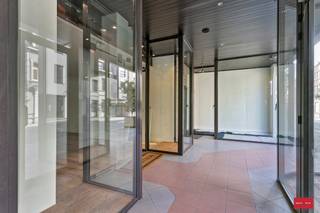 Twee gunstig gelegen ruime handelspanden van ca. 140m² + ca.190 m². Beide voorzien van praktische ruime etalages met rolluik van 14 meter...