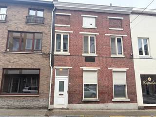 In hartje Tienen vinden we deze energiezuinige woning (EPC B) met 4 slaapkamers en gezellige stadstuin.Indeling: inkomhal met gastentoilet, ruime...