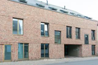 VALIMMAS verhuurt te Steenhuffel-centrum dit recente duplex-appartement met zonneterras, privatieve parkeerplaats en berging op de binnenkoer...