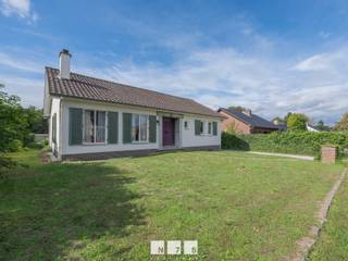 <span><strong>VRIJSTAANDE GELIJKVLOERSE WONING MET 6 SLAAPKAMERS OP EEN PERCEEL VAN 10A08CA TE DILSEN-STOKKEM <br /><br />TROEVEN</strong><br />- Dichtbij het centrum van Dilsen. Alle belangrijke voorzieningen in de buurt!<br />- Gelegen in een rustige straat! <br />- Gelijkvloers wonen: levensloopbestendige woning! <br />- Ruime woning met een bewoonbare oppervlakte van 208 m2! <br />- EPC D: geen renovatieverplichting!<br />- 6 slaapkamers waarvan 2 op zolder. <br />- Prachtige veranda met zicht op de tuin!<br />- Ruime tuin aan de voorzijde & de achterzijde van de woning! <strong><br /><br />KELDERVERDIEPING (-01) <br /></strong>- Traphal (2,78m x 2,00m = 5,56m²): houten trap naar verdieping 1, betonvloer. <br />- Kelderruimte 1 (3,50m x 4,30m = 15,05m²): betonvloer. <br />- Kelderruimte 2 (5,30m x 4,30m = 22,79m²): betonvloer. <br />- Kelderruimte 3 (4,00m x 3,00m = 12,00m²): betonvloer. <br />- Kelderruimte 4 (4,00m x 4,00m = 16,00m²): betonvloer. <br />- Garage (2,78m x 2,00m = 5,56m²): kantelpoort, loopdeur, raampartijen, betonvloer. <br />- Wasplaats (4,26m x 3,26m = 13,89m²): aansluiting wasmachine, omvormer, raampartij, betonvloer. <strong><br /><br />GELIJKVLOERS (00)<br /></strong>- Inkomhal (2,40m x 4,00m = 8,00m²): tegelvloer. <br />- Hal (2,65m x 1,00m = 2,65m²): luik naar de zolder, tegelvloer. <br />- Vestiaire (1,75m x 1,27m = 2,22m²): inbouwkasten, lavabo, tegelvloer. <br />- Nachthal (5,90m x 1,00m = 5,90m²): trap naar zolderverdieping en kelder, tegelvloer. <br />- Woonkamer ((4,00m x 8,55m) + (4,30m x 1,40m) = 40,22m²): veel lichtinval dankzij raampartijen, open haard, schuifraam naar de veranda, tapijt. </span><br /><span>- Keuken (4,10m x 3,00m = 12,30m²): geïnstalleerde keuken met onderkasten, bovenkasten, oven, keramische kookplaat, dampkap, lavabo, koelkast, tegelvloer. </span><br /><span>- Toilet (1,50m x 1,00m = 1,50m²): zittoilet, wandbetegeling, tegelvloer. </span><br /><span>- Berging (1,70m x 1,80m = 3,06m²): aansluiting vaatwasser, kitchenette met spoelbak, onderkasten, bovenkasten; wandbetegeling, tegelvloer. </span><br /><span>- Veranda (8,90m x 3,95m = 35,16m²): airco, deur naar de tuin, lichtkoepel, doorgang naar de woonkamer via schuifraam, tegelvloer. </span><span><br />- Badkamer (3,00m x 2,00m = 6,00m²): wastafel, ligbad, zittoilet, wandbetegeling, tegelvloer. <br />- Slaapkamer 1 (3,20m x 4,20m = 13,44m²): momenteel ingericht als bureel, inbouwkasten, tegelvloer. <br />- Slaapkamer 2 (3,00m x 2,70m = 8,10m²): wastafel, tapijt. <br />- Slaapkamer 3 (3,00m x 2,00m = 6,00m²): inbouwkasten, tapijt. <br />- Slaapkamer 4 (4,00m x 4,20m = 16,80m²): novilon. <br /><br /><strong>ZOLDERVERDIEPING</strong> <strong>+01 (te renoveren!) </strong><br />- Overloop (3,30m x 4,75m = 15,68m²): trap naar het gelijkvloers, tapijt. <br />- Slaapkamer 5 (3,25m x 4,75m = 15,44m²): lavabo met onderkast, tapijt. <br />- Slaapkamer 6 (3,25m x 4,76m = 15,47m²): lavabo met onderkast, tapijt. </span><br /><br /><span><strong>EXTERIEUR</strong></span><br /><span>- Overdekt terras<strong><br /></strong>- Omheind perceel<br />- Tuinberging (2,50m x 10,00m = 25,00m²):<br /><br /><strong>35 ZONNEPANELEN SINDS 2016</strong><br />- In de verkoopprijs zit het volledige zonnepanelensysteem begrepen (zonnepanelen, omvormer, collectoren e.a. toebehoren).<span><br /></span><br />Bekijkt u deze advertentie via een aanverwante vastgoedsite, surf dan zeker naar onze website <strong>www.N78vastgoed.be</strong> voor een uitgebreide beschrijving en foto's. <strong>Meer info: +32 (0)89 86 18 88 of info@N78vastgoed.be.</strong></span>