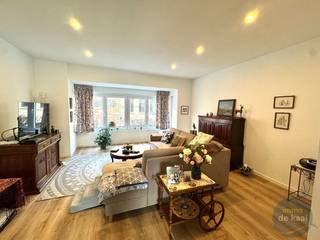 Toffe bovenwoning - volledig gerenoveerd. <br />Knappe woonkamer met een ruime zithoek langs de kant van de straat. <br />Gezellige open keuken langs de achterkant van het appartement. Deze is goed voorzien van inductiekookplaat en dampkap, frigo, microgolf en oven. <br />Leuk terras aansluitend aan de keuken. <br />Op de bovenverdieping zijn twee slaapkamers. Bergplaats met alle technieken en voorziening voor wasmachine. <br />Ruime badkamer met douche en dubbel lavabomeubel. <br />De fietsen kun je kwijt in de patio aan de inkom op de benedenverdieping. <br />Dit betreft een vernieuwbouw - EPC in opmaak. <br /> 