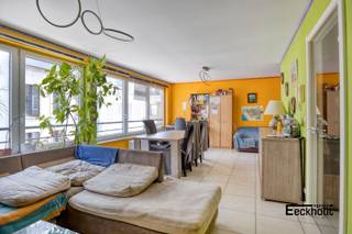 Dit moderne appartement bevindt zich op de tweede verdieping van de kleine, doch standingvolle residentie 'Muscadet' te Oostende. In deze residentie is er slechts één appartement per verdieping. Het gebouw is gelegen in een rustige straat in het centrum van Oostende, vlakbij het strand, winkels en openbaar vervoer (tram- en bushaltes). Het station bevindt zich op amper 5 minuten wandelen.<br />Indeling: inkomhal met plaats voor vestiairekast, apart gastentoilet met lavabo, grote woonkamer, halfopen keuken voorzien van alle toestellen en veel kastruimte, nachthal, 2 zeer ruime slaapkamers (12m² + 16 m²) waarvan één met terras, en grote badkamer met dubbel lavabomeubel, ligbad en douche.<br />Het appartement is energiezuinig (EPC-label B) en de elektriciteit is conform!<br />In het gebouw is er een gemeenschappelijke fietsenberging aanwezig!<br />Het appartement is momenteel verhuurd aan een vaste (goede) huurder en is dus ideaal als investering!