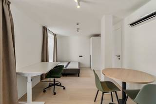Gemeubelde studio's met een EPC A-label op een toplocatie te centrum Leuven! De verkoop geschiedt volledig onder registratierechten!<br /><br />Project bestaande uit eigentijdse, ruime en lichtrijke studio's waarvan verschillende met een slaapniveau en terrassen. <br /><br />Het project wordt gekenmerkt door grote ramen en hoge plafonds en is gelegen op een centrale ligging nabij Groep T, verschillende campussen en het station van Leuven!<br />Alle studio's beschikken over een volledig ingerichte keuken en een badkamer met een inloopdouche, een wastafel met een spiegel en een toilet.<br /><br />Door een goede isolatie, lucht-lucht warmtepompen, zonnepanelen en hoogwaardig glas zijn deze studio's zeer energiezuinig en allen voorzien van een EPC label A en zijn ze klaar voor de toekomst!<br /><br />Voor degene die de studio niet zelf in gebruik nemen en willen verhuren, bieden we een huurgarantie voor academiejaar '26-'27.<br /><br />Voor meer info of een bezoek ter plaatse kan u contact opnemen via arnaut@immojanstas.be of 0495/292080!