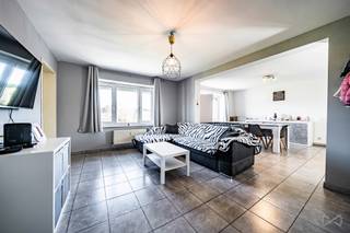 We Invest Malmedy biedt u dit appartement aan, ideaal gelegen in de buurt van alle voorzieningen. U zult gecharmeerd zijn van de ruime woonruimtes, de lichte inrichting en het toekomstige rendementspotentieel.<br /><br />Het appartement is als volgt ingedeeld: een lichte woonkamer, een ingerichte keuken, een bureau, een doucheruimte (douche, wastafelmeubel, toilet en ruimte voor de wasmachine), een hal en 2 slaapkamers. NIV -1: Een eigen kelder. <br /><br />Technische voorzieningen: elektriciteit conform de voorschriften, centrale verwarming op stookolie via een gemeenschappelijke ketel voor het gebouw, warmtemeters, individuele meters voor water en elektriciteit, PVC-ramen met dubbele beglazing, EPC-klasse C (228 kWh/m²/jaar - totaalverbruik: 23.854 kWh/jaar - ref. 20120202005633)<br /><br />Ideaal voor bijvoorbeeld starters of investeerders!