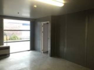 Te huur:<br />Moderne magazijnen met kantoorruimte op de Gentse Steenweg 117 in Lokeren. Uitgerust met elektrische poorten, brandbeveiliging, camerabewaking, sanitair, verwarming en 2 parkeerplaatsen. Inclusief onderhoud van gemeenschappelijke delen, groene zones en toegangspoorten.<br /><br /><br /><strong>Ondernemingen met volgende activiteiten worden niet toegelaten op de site:</strong> textielverwerking of -productie, autohandel en/of -stockage, evenals opslag van autobanden.