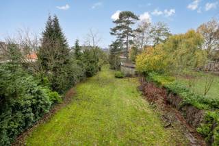 In het centrum van Belsele bieden wij u deze woning met heel veel potentieel op circa 1.673 m² grond aan. Nabijheid winkels, scholen, bus-aansluiting...<br />Inkomhal, ruime living met OH, aparte ingerichte keuken met bijhorende badkamer ( douchecabine, toilet en lavabo-meubel ). Apart bureel dat ook als extra slaapkamer op het gelijkvloers kan gebruikt worden. Ruime veranda met aanpalend terras. Magazijn met sectionaal poort van circa 54 m² ( ideaal voor de doe-het-zelver of kleine zelfstandige ) Tuinhuis, vijver, grote tuin met groenaanleg. Op de 1ste verdieping hebben we 3 slaapkamers en badkamer met ligbad, toilet en lavabo-meubel.<br />Mits de nodige aanpassing maak je hier uw droomwoning van! Ook mogelijkheid tot aanpassing naar kangeroewoning!<br />Ideaal ook voor de kleine zelfstandige.<br />Maak nu uw afspraak via olivier@immo-en-cie.be of 0475/970.780