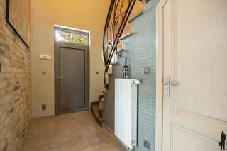 <p>Instapklare en energiezuinige gezinswoning met 3 ruime slaapkamers en prachtige afwerking</p>
<p>Deze riante, verzorgde en kwalitatief afgewerkte woning uit 2008 combineert ruimte, comfort en energiezuinigheid. Met een lichtrijke leefruimte, moderne open keuken en drie volwaardige slaapkamers vormt dit een ideale thuisbasis voor wie op zoek is naar rust en hedendaags wooncomfort.</p>
<p><strong>De gelijkvloerse verdieping:<br /></strong>- Inkomhal met gastentoilet<br />- Ruime en lichtrijke leefruimte met gezellige gashaard<br />- Open, volledig uitgeruste keuken met granieten werkblad, inductie kookplaat, vaatwasser,... <br />- Aparte wasplaats/berging</p>
<p><strong>De eerste verdieping:<br /></strong>- Nachthal<br />- Drie zeer ruime slaapkamers<br />- Dressing<br />- Royale badkamer met bubbelbad, dubbele wastafel, inloopdouche en toilet<br /><strong></strong>- Praktische zolderruimte met extra opbergmogelijkheden</p>
<p><strong>De tuin:<br /></strong>- Aangename buitenruimte met veel potentieel<br />- Tuinhuis <br />- Oprit in kassei met plaats voor maar liefst 5 wagens</p>
<p><strong>Algemeen:<br /></strong>- Bouwjaar 2008<br />- Energiezuinige woning (EPC B)<br />- Elektriciteit conform<br />- Verwarming op propaangas<br />- Aluminium schrijnwerk<br />- Volhouten deuren<br />- Regenwaterput van 7.500 liter<br /><br />Een stijlvolle en luxueuze woning waar ruimte, kwaliteit en comfort centraal staan. Ideaal voor wie zonder zorgen wil verhuizen en meteen wil genieten van een warme thuis.</p>