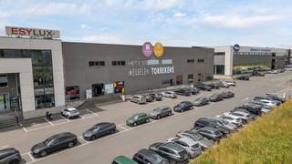 Op een commerciële toplocatie langs de N45 in Denderhoutem komt vanaf 1 november 2025 dit ruime bedrijfsgebouw van ca. 4.000 m² beschikbaar...