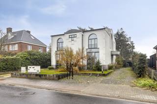 The ground floor is fully equipped as a professional office or practice room, ideal for welcoming your customers in peace and quiet. A...