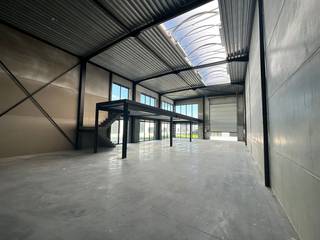 Nieuwbouw KMO-unit bestaande uit <strong>288 m² opslagruimte</strong> met <strong>94 m² mezzanine</strong> op een perceel van 486 m² te koop. De unit maakt deel uit van de gloednieuwe ontwikkeling 't Saspark" bestaande uit 6 KMO-units van 288 m² tot 657 m² (samenvoegbaar) . Vlot bereikbaar dankzij de ligging op amper +/- 3 km van de Gentseweg (N43) en op +/- 9 km van de E17 op- en afrit 5 Waregem.<br /><br />Het casco magazijn (brandklasse C) is opgebouwd uit een staalstructuur met geïsoleerde betonpanelen en heeft een <strong>vrije hoogte van 7 m</strong>. Verder is de loods uitgerust met een automatische sectionale poort (4 m B x 4,5 m H) met afzonderlijke loopdeur, lichtstraat en polybetonvloer. Dankzij de <strong>grote raampartijen</strong> aan de voorzijde is het mogelijk om een kantoor/showroom in te bouwen. Aanwezigheid van een individuele regenwaterput (10.000 l) per unit alsook <strong>privatieve parkeerplaatsen</strong>.<br /><br />Tal van activiteiten mogelijk: opslag, productie, .... <strong>Onmiddellijk beschikbaar! </strong><br />Contacteer<strong> PANORAMA</strong> <strong>B2B</strong> voor bijkomende inlichtingen, plannen of een vrijblijvend plaatsbezoek <strong>056 222 256</strong>.