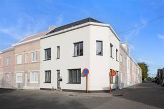 <p>Zoekt u een ruime en gerenoveerde woning met 4 slaapkamers in Wondelgem?<br />Dan hebben wij precies wat u zoekt!</p><p>Deze woning bevindt zich in een aangename, kindvriendelijke buurt in het hart van Wondelgem. Dankzij de centrale ligging geniet u van een vlotte verbinding met het centrum van Gent, zowel met de fiets, wagen als het openbaar vervoer. Tram- en bushaltes liggen op wandelafstand, net als winkels, scholen en andere dagelijkse voorzieningen.</p><p>GLV: Bij het betreden van de woning komt u terecht in de inkomhal, vanwaar u toegang heeft tot zowel de ruime keuken met alle nodige voorzieningen als de gezellige en lichtrijke leefruimte. Op het gelijkvloers bevindt zich ook een apart gastentoilet en is er toegang tot de ruime kelder, ideaal als extra bergruimte.<br />1steV: Hier vindt u twee ruime slaapkamers en een comfortabele badkamer, voorzien van een toilet en een douche.<br />2deV: Deze verdieping beschikt over nog een slaapkamer én een extra ruime slaapkamer met aansluitend een kamer die perfect kan dienen als dressing of bureau, én een tweede badkamer.</p><p>Zou deze woning iets voor u kunnen zijn?<br />Wees er dan snel bij en neem vandaag nog contact met ons op voor meer informatie of een bezoek ter plaatse.<br /> </p>