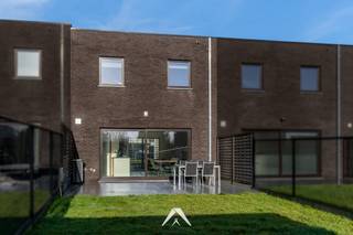Wonen in een recente en rustig gelegen woonwijk in Zwevegem, Zonnebloemstraat 37. Deze energiezuinige nieuwbouwwoning (EPC A-label) biedt...