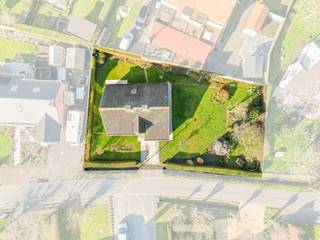 Deze te renoveren woning bevindt zich in de Kleine Molenstraat 4, op een rustige locatie vlakbij het centrum van Dudzele en omgeven door groen. Dankzij de aangename ligging geniet je hier van zowel rust als een vlotte bereikbaarheid.

Op het gelijkvloers vindt je een leefruimte en een aparte, ruime keuken. Deze ruimtes kunnen samengevoegd worden om één grote, open leefruimte te creëren. Verder beschikt de woning over een garage en een extra ruimte tussen de garage en keuken, ideaal in te richten als bijkeuken of praktische berging.

Op de verdieping bevinden zich twee ruime slaapkamers, een badkamer en een bergruimte. Via deze bergruimte heeft u toegang tot de zolder, die nog volledig naar eigen wensen kan worden ingevuld.

De woning staat op een mooi en ruim perceel, wat tal van mogelijkheden biedt voor tuinliefhebbers of wie extra buitenruimte weet te waarderen.

Op zoek naar een woning met veel potentieel op een rustige en groene ligging? Contacteer Jens voor een bezoek via 0496 41 55 77 of jens@keyimmo.be
