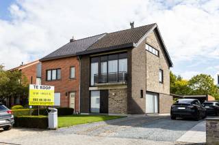 Op zoek naar een stevige gezinswoning op een uitstekende, kindvriendelijke locatie? Deze halfopen bebouwing biedt heel wat mogelijkheden en vormt de ideale basis om er een warme en comfortabele thuis van te maken.<br />De woning beschikt over 3 slaapkamers en biedt bovendien de mogelijkheid om de zolderruimte verder in te richten via het plaatsen van een vaste trap. Ook een uitbouw behoort tot de mogelijkheden, waardoor u de leefruimte volledig kunt afstemmen op uw gezin en wensen.<br /><br />Een absolute troef is de aangename tuin in combinatie met de zeer ruime, aparte garage. Deze garage biedt niet alleen plaats voor wagen(s) en fietsen, maar dankzij de omvang zijn er ook tal van andere mogelijkheden.<br /><br />De ligging is bijzonder interessant voor gezinnen: scholen, wandel- en fietsroutes, openbaar vervoer en diverse voorzieningen bevinden zich in de nabije omgeving.<br /><br />De woning vraagt enige renovatie, maar biedt hierdoor net de kans om ze volledig naar eigen smaak en behoeften te vernieuwen.<br /><br />Een stevige woning met veel potentieel, een goede ligging en ruimte om te groeien — de ideale gezinswoning voor wie graag zijn eigen thuis creëert.