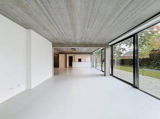 <p><span>Liefhebbers van bijzondere architectuur voelen zich hier meteen thuis. Deze karaktervolle woning in Heusden combineert imposante glaspartijen met zichtbeton en strakke, hedendaagse lijnen. De ruwe betonlook vormt een rode draad doorheen het ontwerp en geeft de woning haar uitgesproken architecturale identiteit.</span></p><p><span>Via de inkomhal, voorzien van een apart gastentoilet, kom je terecht in de lichtrijke leefruimte die het hart van de woning vormt. De grote glaspartijen zorgen voor een overvloed aan natuurlijk licht en een aangename connectie met de tuin. Aansluitend bevindt zich de open, recent gerenoveerde keuken, uitgerust met een oven, microgolfoven, vaatwasser, koelkast met diepvriesvak, vitrokeramische kookplaat en dampkap.</span></p><p><span>Een afzonderlijke bureauruimte op het gelijkvloers biedt een comfortabele plek om thuis te werken. Verder is er beneden een praktische aparte wasplaats.</span></p><p><span>Op de eerste verdieping bevinden zich vier slaapkamers van respectievelijk 24 m², 12 m² (x2) en 13 m² en twee recent vernieuwde badkamers, wat de woning bijzonder geschikt maakt voor wie op zoek is naar voldoende ruimte en comfort.</span></p><p><span>De aangename tuin vormt een fijne plek om tot rust te komen, terwijl de privatieve oprijlaan en parkeergelegenheid zorgen voor het nodige praktische comfort.</span></p><p><span>Dankzij de ligging in Heusden en de nabijheid van de R4 geniet de woning bovendien van een vlotte verbinding richting Gent en de omliggende regio.</span></p><p><span>Maandelijkse huurlast: 50 voor de brandverzekering.</span></p><p><span>Een eigenzinnige architecturale woning waar beton, glas en licht samenkomen in een verrassend en eigentijds geheel.</span></p><p><span>Wenst u een bezoek aan deze woning? Contacteer ons via 09/225.00.78 of info@defooz.com.</span></p>