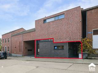 In Lauw, een deelgemeente van Tongeren, vind je dit gelijkvloers handelspand van 140 m², gelegen in residentie &#x27;Casa Pitolo&#x27;.Deze residentie is...