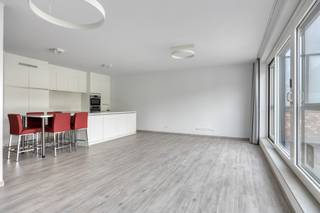 <p><strong><em>Stijlvol BEN-duplexappartement (145 m²) in centrum Bierbeek met 2 slaapkamers, 2 badkamers en 2 terrassen. Instapklaar, energiezuinig en elegant afgewerkt.<br /><br /></em></strong><em>Meer info? Contacteer <strong>peter.boogaerts@living-stone.be</strong> of bel <strong>0495 748 213</strong>.<br /><br /></em>Welkom in dit stijlvolle en energiezuinige duplexappartement dat je meteen het gevoel van thuiskomen geeft. Met twee volwaardige slaapkamers, twee badkamers, twee terrassen, vloerverwarming en een hoogwaardige afwerking biedt dit BEN-appartement (E26) alles wat je zoekt, en meer. De ligging? Midden in het centrum van Bierbeek – op wandelafstand van winkels, horeca, cultuur, natuur én openbaar vervoer.</p>
<p>Stap binnen in residentie <em>Brunerode</em>, een kleinschalig en modern appartementsgebouw (13 appartementen - rolstoelvriendelijke lift in het gebouw).<br />Het appartement bevindt zich op de eerste en tweede verdieping en is gemakkelijk bereikbaar met de lift – ook rechtstreeks tot de bovenverdieping, wat het comfort extra versterkt.</p>
<p>De inkomhal verwelkomt je met ruimte voor een vestiaire en een gastentoilet. Van daaruit wandel je door naar de lichtrijke leefruimte, waar grote ramen en een slimme indeling zorgen voor een gevoel van openheid en rust. De luxueuze open keuken met composieten werkblad en een uitnodigend kookeiland vormt het kloppende hart van het appartement – ideaal voor wie graag kookt én ontvangt.<br />Aansluitend vind je een knappe slaapkamer met ingebouwde kasten en een eigen badkamer (met extra plafondverwarming), compleet met stijlvolle afwerking. Een aparte berging zorgt voor praktische opbergruimte.</p>
<p>Via het grote schuifraam in de leefruimte stap je het riante terras op van maar liefst 38 m², waar je in alle privacy kan genieten van het groene uitzicht.</p>
<p>Op de bovenverdieping, bereikbaar via trap én lift, bevindt zich een ruime nachthal, een tweede badkamer, een technische berging en een royale slaapkamer met directe toegang tot het zonnige dakterras op het zuidoosten – de perfecte plek voor een rustige ochtend.</p>
<p>Het appartement beschikt daarnaast over een privatieve kelderberging, een ondergrondse autostaanplaats en toegang tot een gemeenschappelijke fietsenstalling.</p>
<p>Alles werd met zorg afgewerkt: keramische tegels in houtmotief, designverlichting, elektrische gordijnen, vliegenramen, videophone, vloerverwarming via warmtepomp en individuele zonnepanelen zorgen voor een stijlvol én duurzaam wooncomfort.</p>
<p><em><strong>Ben je op zoek naar een instapklaar en luxueus afgewerkt appartement in het centrum van Bierbeek? Maak dan gerust een afspraak en kom het zelf ervaren.</strong></em></p>