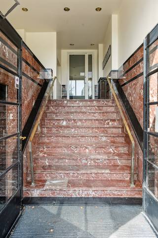 Stijlvol appartement met uniek uitzicht
Gelegen op de gegeerde Jan van Rijswijcklaan in de prachtige Tentoonstellingswijk van Antwerpen, bevindt zich dit volledig gerenoveerde appartement op de zevende verdieping van een charmant art deco gebouw uit 1935. Deze buurt staat bekend om haar statige architectuur, brede lanen en uitstekende bereikbaarheid, met tal van winkels, scholen, parken en openbaar vervoer in de onmiddellijke omgeving.
Het appartement heeft een bewoonbare oppervlakte van ca. 80 m² en biedt een aangename en lichtrijke leefruimte genietend van een indrukwekkend panoramisch uitzicht over de stad Antwerpen. Dankzij de grote raampartijen geniet u hier de hele dag van een maximale lichtinval. De aparte keuken is praktisch ingericht en voorzien van alle hedendaagse comfort. Verder beschikt het appartement over twee volwaardige slaapkamers en een stijlvolle, modern afgewerkte badkamer.
De combinatie van authentieke elementen zoals parketvloeren en moulures met een kwalitatieve renovatie zorgt voor een uniek en instapklaar geheel.
• Huurprijs: €975/maand
• Kosten: €150/maand (incl. water en verwarming)
• Waarborg: 3 maanden huur
Interesse? Contacteer ons voor meer info of een bezoek.