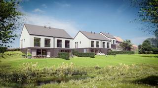 <p>Voor meer info of een bezoek, bel 053 59 49 34 - In het landelijke Outer bevindt zich deze <strong>hedendaagse en energiezuinige nieuwbouwwoning</strong> op een rustige locatie met een prachtig uitzicht. De locatie is kortbij scholen, winkels, openbaar vervoer maar tevens ook kortbij wandelroutes, fietsroutes en natuurgebied. Deze halfopen bebouwing heeft een <strong>perceelgrootte van maar liefst 5 are 42ca</strong>. Men bereikt de woning via de inkomhal aan de straatzijde, waarbij we op deze verdieping de badkamer (voorzien van bad, inloopdouche en lavabo) terugvinden, alsook en apart toilet en <strong>drie slaapkamers</strong>. Via een vaste trap naar beneden, bereiken we het tuinniveau waar zich de leefruimte met open keuken bevindt. Aansluitend aan de keuken is er een ruime bergruimte voorzien. Op deze verdieping is ook een apart toilet aanwezig. Via een vaste trap kan men de zolder bereiken, waar er nog een extra slaapkamer kan worden gemaakt. <strong>Afwerking wordt volledig naar eigen smaak gekozen door de klant!<br /></strong><br /><strong>*Prijs vermeld in de advertentie betreft prijs excl. BTW en kosten</strong></p>