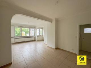 <p><span>Prachtig ruim 3-slaapkamer appartement in Berchem</span></p><p><span> </span></p><p><span>Dit instapklare 3-slaapkamer appartement bevindt zich op de eerste verdieping (dakappartement) van een kleinschalig gebouw met slechts 3 appartementen, zonder lift. Dankzij de vele ramen geniet het appartement van een overvloed aan natuurlijk licht. Er is de mogelijkheid om een autostaanplaats aan te kopen voor € 15.000. Verder zijn er een gemeenschappelijke fietsenberging en twee kelders beschikbaar.</span></p><p><span> </span></p><p><span>Indeling van het appartement:</span></p><p><span> </span></p><p><span>Living en keuken</span><span><br /></span><span>Het appartement beschikt over een ruim open leefgedeelte waarin woonkamer, eetruimte en keuken naadloos in elkaar overlopen. Deze open indeling zorgt voor een licht en ruimtelijk gevoel. De moderne witte keuken is volledig uitgerust met inbouwapparatuur, waaronder dubbele ovens en een keramische kookplaat. Het houten werkblad brengt warmte in de ruimte en het grote raam zorgt voor veel natuurlijk licht. De woonkamer is gezellig en licht, ideaal om te ontspannen, terwijl het aangrenzende eetgedeelte ruimte biedt voor een dinertafel. Het open concept is perfect voor samenkomen met familie en vrienden.</span></p><p><span> </span></p><p><span>Slaapkamers</span><span><br /></span><span>Het appartement telt drie slaapkamers. De hoofdslaapkamer beschikt over een groot raam met uitzicht op de groene omgeving, ideaal voor rust en privacy.</span></p><p><span> </span></p><p><span>Badkamer<br /></span><span>De moderne badkamer is afgewerkt met witte tegels en voorzien van een inloopdouche met glazen wand, een functioneel lavatorium met spiegel en praktische opbergruimte. Een aangename ruimte voor dagelijks gebruik.</span></p><p><span> </span></p><p><span>Ligging en omgeving<br /></span><span>Gelegen in het dynamische Berchem, geniet dit appartement van een rustige, groene straat en een uitstekende bereikbaarheid. Scholen, winkels, restaurants en openbaar vervoer bevinden zich in de nabije omgeving, waardoor het ideaal is voor gezinnen en stellen.</span></p><p><span> </span></p><p><span> </span></p><p><span>Bijzonderheden:</span></p><ul><li><span>Instapklaar </span></li><li><span>3 slaapkamers </span></li><li><span>Doorloopappartement </span></li><li><span>Lage algemene kosten </span></li><li><span>Elektriciteit conform </span></li><li><span>Veel natuurlijk lichtinval </span></li><li><span>Gemeenschappelijke fietsenberging </span></li><li><span>Mogelijkheid tot aankoop van een autostaanplaats (€ 15.000) </span></li><li><span>Vrij bij akte </span></li></ul><p><span>Ook het appartement op de tweede verdieping is te koop. Indien u wenst, kunt u deze ook zien.</span></p><p><span> </span></p><p><span> </span></p>