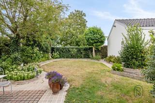 <p><strong>Villa de plain-pied idéalement située avec jardin aménagé et garage.</strong><br />Disposition : Le rez-de-chaussée se compose d’un hall d’entrée avec vestiaire et toilette séparée, bureau, beau séjour en deux parties avec feu au gaz et armoires encastrées, cuisine équipée avec coin petit-déjeuner supplémentaire, espace repas / salon avec cheminée donnant sur le jardin, débarras, buanderie et garage.<br />Le hall de nuit mène aux 4 chambres, à une deuxième toilette séparée et à la salle de bains (double lavabo, baignoire et douche – finitions en marbre).</p>
<p>Étage : Le grenier est accessible par un escalier fixe et est partiellement aménagé en 5e chambre / espace polyvalent et espace de rangement.</p>
<p>Extérieur : joli jardin aménagé et clôturé.</p>
<p><strong>Atouts :</strong> 14 panneaux solaires, parfaitement entretenue, très bonne situation, finitions avec de beaux matériaux de qualité.</p>
<p>Plus d’infos ou une visite : charlotte@immobeguin.be</p>