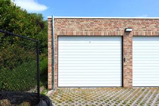Gesloten garageboxen te huur in het centrum van Essen, ideaal voor het veilig stallen van uw auto of als extra opslagruimte. De boxen zijn gemakkelijk bereikbaar en bieden een goede bescherming tegen weersinvloeden en diefstal. Aantal: 6. Poort opening: breedte 2,82m / hoogte 2,23m. Box breedte 3m / 6m diep/ 2,61m hoog. De maandelijkse huur per box bedraagt €150 en de borg bedraagt drie maanden huur.