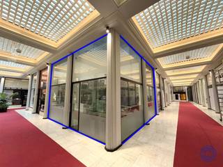 <p><span>Informatie handelspand: </span><span>winkel nr. 63-65-69</span></p><p><span>Dit hoekpand met grote ramen biedt uitstekende zichtbaarheid en toegang, en is centraal gelegen in de Nieuwe Gaanderij. Met een etalage van 15m trekt de ruimte direct de aandacht van voorbijgangers, ideaal voor een boetiek/koffiezaak/vrij beroep/... De begane grond (ca. 40m²) is voorzien van een warme parketvloer, terwijl de bovenverdieping (ca. 35m²) een handige personeelsruimte met lavabo en kastruimte en 2 behandelruimtes biedt. Aan de achterzijde bevindt zich een apart toilet met lavabo. De algemene kosten bedragen ca. 375 EUR/maand en dit incl. gas, water, onderhoud van de gemeenschappelijke delen en andere faciliteiten. Een ideale plek om uw onderneming te ontwikkelen en klanten te bereiken.</span><span> </span></p><p><span> </span></p><p><span>Indeling</span></p><ul><li><span>Oorspronkelijk bestonden deze ruimtes uit 3 aparte winkels, die nu zijn samengevoegd tot één groot winkelpand. </span></li><li><span>Etalageraam over de gehele hoek van ca. 15m, wat zorgt voor uitstekende zichtbaarheid. </span></li><li><span>Het handelspand ca. 75m² bestaat uit een winkelruimte van ca. 40m² op de begane grond, voorzien van een warme parketvloer. De bovenverdieping ca. 35m² is efficiënt verdeeld over 3 multifunctionele ruimtes: 2 behandelruimtes en een personeelsruimte met lavabo en kastruimte. </span></li><li><span>Apart toilet met handenwasser aanwezig. </span></li></ul><p><span> </span></p><p><span>Extra's</span></p><ul><li><span>Mogelijke invulling: boetiek/ koffiezaak/ winkel/ ... </span></li><li><span>Over het gehele pand is ingebouwde verlichting aanwezig. </span></li><li><span>Verwarming via radiatoren.</span></li><li><span>EPC niet van toepassing.</span></li></ul><p><span> </span></p><p><span>Huurinformatie:</span></p><ul><li><span>Huurprijs: 1.450 EUR/ maand + 375 EUR/ maand kosten.</span></li><li><span>Onmiddellijk beschikbaar!</span></li></ul><p><span> </span></p><ul><li><span>Onroerende voorheffing ten laste van de huurder: ca. 3.300 EUR/jaar.</span></li><li><span>Algemene kosten: provisie van ca. 375 EUR/maand voor gas en water + gebruik van faciliteiten van de gaanderij: onderhoud en verlichting gem. delen, decoratie, rolluiken,...</span></li><li><span>Individueel verbruik van elektriciteit. </span></li><li><span>Waarborg: 6 maanden.</span></li><li><span>Opmaak plaatsbeschrijving is bespreekbaar. </span></li><li><span>POP-up verhuur eventueel bespreekbaar.</span></li></ul><p><span> </span></p><p><span>Gebouw</span></p><ul><li><span>Mooi onderhouden winkelgalerij bestaande uit verschillende commerciële ruimtes gelegen in de "Wilde Zee".</span></li></ul><p><span> </span></p><p><span>Ligging</span></p><ul><li><span>Centrale locatie in de gekende Nieuwe Gaanderij met en tal van boetieks.</span></li><li><span>Verbinding tussen de winkelstraten van de Wilde Zee en de Huidevettersstraat.</span></li><li><span>MOBISCORE: 9,5!</span></li></ul><p><span> </span></p><p><span>*De informatie in deze prospect is ter informatieve titel: de kandidaat-huurders moeten hun eigen zaak maken van het verkrijgen, controleren en interpreteren van deze informatie.</span></p><p><span> </span></p>