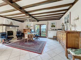 Deze gelijkvloerse villa is rustig gelegen op een boogscheut van de talrijke handelszaken van Oostduinkerke-dorp. De woning heeft een doordachte...