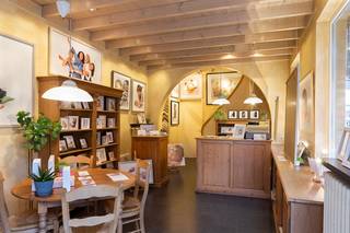 Gelegen<span><strong> in de dorpskern van Deerlijk</strong></span> bevindt zich dit <span><strong>veelzijdige handelspand met tal van mogelijkheden</strong></span> !<br />Op het gelijkvloers is er een <span><strong>charmante winkelruimte</strong></span> – (vroeger ingericht als fotostudio). Achteraan is er een<span><strong> bijzonder ruime zone  die perfect kan dienen als opslagplaats, atelier of werkruimte.</strong></span> Deze achterliggende ruimte is bovendien <span><strong>vlot bereikbaar via een sectionale poort</strong></span> langs de René De Clercqstraat, wat zorgt voor een praktische toegang voor leveringen of logistiek.<br />Op de bovenverdieping bevindt zich een <span><strong>aangenaam appartement </strong></span>dat comfort en functionaliteit combineert.<br />De <span><strong>l<strong>i</strong>chtrijke woonkamer sluit mooi aan op een geïnstalleerde keuken,</strong></span> waardoor een gezellige leefomgeving ontstaat.<br />Verder zijn er <span><strong>3 volwaardige slaapkamers en een badkamer uitgerust met ligbad en lavabo</strong></span>. Het appartement beschikt bovendien over een bijzonder <span><strong>aangenaam en gezellig terras waar het heerlijk vertoeven is in alle rust,</strong></span> een echte meerwaarde voor wie graag geniet van buitenruimte in het centrum.<br />Dankzij de<span><strong> centrale ligging in het hart van Deerlijk biedt dit pand een uitstekende visibiliteit en bereikbaarheid,</strong></span> terwijl het tegelijk de mogelijkheid biedt om het geheel – mits de nodige aanpassingen – ook als woongelegenheid te benutten. Een interessante opportuniteit voor wie <span><strong>wonen en werken wenst te combineren</strong></span> of op zoek is naar een investering met potentieel. ✨🏡<br />EPC : 485 en UC : 2815219<br />Wenst u meer info of een bezoek ? Contacteer Peter : 0496/176878