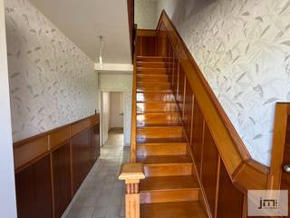 Deze woning is gelegen op een perceel van 5a55ca, net buiten het centrum van Wellen.<br /><br />Bij het binnenkomen komt u terecht in de inkomhal. Van daaruit kunt u zowel naar de ruime woonkamer als naar de aparte kamer, die dienst kan doen als berging of bureel. Achteraan de woonkamer bevindt zich de veranda, die toegang geeft tot de badkamer, het toilet en de keuken. <br />Via de trap in de inkomhal bereikt u de eerste verdieping, waar zich drie slaapkamers bevinden. De zolder is bereikbaar via een vaste trap vanuit de nachthal.<br />Achter de woning is er de buitenberging en een mooie tuin. <br /><br /><span>*De vermelde oppervlaktes zijn indicatief. JM Vastgoed kan niet verantwoordelijk gesteld worden voor de juistheid van de verstrekte gegevens.</span>