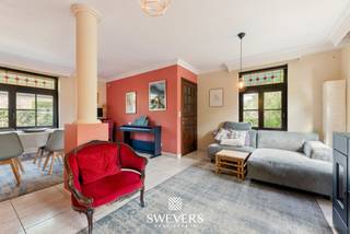 Voor meer info en foto’s, surf naar www.swevers.be – Ontdek deze instapklare open bebouwing op een rustige ligging in Diepenbeek. De woning, gebouwd in 1998, biedt 161 m² bewoonbare oppervlakte op een ruim perceel van 7a 80ca met een zonnige zuidoostelijke oriëntatie. Door de jaren heen werden belangrijke vernieuwingen uitgevoerd, waaronder een condensatieketel (2010), een vernieuwde badkamer (2020), een pomp in de kruipkelder (2024) en een vernieuwde afvoerleiding (2025). Binnen geniet u van een inkomhal met gastentoilet, een lichtrijke leefruimte met zit- en eethoek, een praktische keuken met aansluitende berging en een inpandige garage. Op de verdieping bevinden zich drie slaapkamers en een moderne badkamer met douche, ligbad, dubbele wastafel en toilet. Daarnaast zijn er een kruipkelder en een handige zolderberging. Buiten vormt de verzorgde tuin een echte troef, met twee terrassen zodat u op elk moment van de dag van zon of schaduw kunt genieten. De ruime oprit biedt plaats aan meerdere wagens en leidt naar een extra vrijstaande garage, ideaal als hobbyruimte of extra opslag. Extra comfort wordt verzekerd door zonnepanelen, airconditioning, rolluiken, een alarmsysteem en een buitensauna die inbegrepen is in de verkoop. Ook de ligging is bijzonder gunstig, met scholen op 1 km, openbaar vervoer op 120 meter, winkels en horeca op wandel- en fietsafstand en een vlotte verbinding naar de autosnelweg op 4,5 km. Een ideale gezinswoning die comfort, ruimte en een uitstekende ligging perfect combineert. Voor meer informatie, bel 011 255 155. Bron bewoonbare oppervlakte: EPC – verslag.