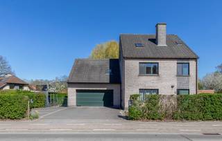Interessante degelijke gezinswoning met veel mogelijkheden en welgelegen op slechts 1.300 meter van het dorpsplein van Sinaai.Deze woning heeft een...