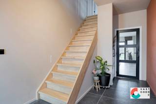 VOLLEDIG VERNIEUWDE GEZINSWONING MET 4 TOT 6 SLAAPKAMERS, BUREAU EN PRACHTIG ZICHT OVER HET WEILAND<br /><br />Op zoek naar een ruime (272m²), instapklare gezinswoning waar ruimte, comfort en rust centraal staan? Dan is deze volledig vernieuwde woning absoluut het ontdekken waard.<br /><br />Deze prachtige gezinswoning werd in 2021 volledig gerenoveerd en afgewerkt met kwalitatieve en luxueuze materialen. De woning combineert een hedendaags wooncomfort met een bijzonder aangename ligging in een rustige en kindvriendelijke omgeving.<br /><br />Een van de grootste troeven is zonder twijfel het ZUID-OOST georiënteerde perceel van 928 m², dat rechtstreeks grenst aan het weiland. Vanuit de woning en de tuin geniet je dan ook van een prachtig en vrij uitzicht. Bovendien bevindt het natuurgebied Hageven zich op wandelafstand en is de lagere school vlot bereikbaar met de fiets.<br /><br />Binnenin beschikt de woning momenteel over 4 ruime slaapkamers, waaronder een royale master bedroom met dressing. Dankzij de vaste trap naar de tweede verdieping is er bovendien de mogelijkheid om hier nog 2 bijkomende slaapkamers of hobbyruimtes te creëren. De volledige eerste verdieping is voorzien van een mooie parketvloer en elke slaapkamer beschikt over airco.<br /><br />INDELING:<br /><br />Gelijkvloers:<br />- Ruime inkomhal<br />- Aparte bureauruimte<br />- Gezellige leefruimte met sfeervolle pellet kachel<br />- Moderne open keuken, volledig uitgerust en met prachtig zicht op de tuin<br />- Praktische wasplaats met douche en lavabo<br />- Ruime berging met inbouwkasten<br />- Achter inkom<br />- Apart toilet<br /><br />Eerste verdieping:<br />- Master bedroom met dressing en airco<br />- Slaapkamer 2 met airco<br />- Slaapkamer 3 met airco<br />- Slaapkamer 4 met airco<br />- Ruime badkamer met inloopdouche, ligbad, toilet en dubbele lavabo<br /><br />Tweede verdieping:<br />- Bereikbaar via een vaste trap<br />- Mogelijkheid tot het creëren van 2 bijkomende slaapkamers, hobbyruimte of polyvalente ruimte<br /><br />BUITEN:<br />- Ruime garage<br />- Tuinhuis met terrasoverkapping<br />- Volledig aangelegde tuin (ZUID-OOST) met beregening en drainage<br />- Vrij en groen uitzicht<br /><br />TROEVEN:<br />+ Instapklaar<br />+ 6 slaapkamers mogelijk<br />+ Aparte bureauruimte<br />+ Zuid-oost georiënteerde tuin<br />+ Prachtig uitzicht over het weiland<br />+ Rustige en kindvriendelijke ligging<br />+ Op wandelafstand van natuurgebied Hageven<br />+ Airconditioning in alle slaapkamers en de leefruimte<br />+ Conforme elektrische installatie<br />+ Zonnepanelen met thuisbatterij van 10 kWh<br />+ Kwalitatieve en luxueuze afwerking<br /><br />Is deze woning iets voor jou? Contacteer ons en we helpen je graag dichtblij verder!