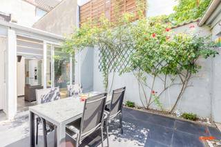 Bij het betreden van de woning komt u in de inkomhal, die toegang biedt tot een <strong>gezellige woonkamer </strong>en aansluitend een grote keuken. Achteraan is er een veranda, die uitkijkt op de <strong>stadskoer met westoriëntatie</strong> – ideaal om in de namiddag en avond te genieten van de zon. Op de eerste verdieping bevinden zich <strong>twee slaapkamers</strong> en een ruime nachthal, die eventueel nog als extra bureauruimte kan dienen. Op de tweede verdieping vindt u een ruime badkamer en een <strong>derde slaapkamer.</strong><br /><br />De woning ligt in het levendige Sint-Amandsberg, een buurt met tal van winkels, supermarkten, scholen en openbaar vervoer op wandelafstand. Bovendien is het station <strong>Gent-Dampoort</strong> dichtbij, net als<strong> Rozebroeken </strong>voor wie graag in het groen ontspant.<br /><br />Wenst u deze woning graag te bezoeken? Contacteer Laura via <strong>0492 07 26 62 of laura@convas.be</strong>