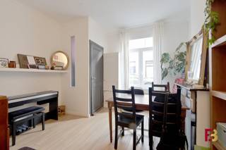 Op zoek naar een zorgeloze investering in Gent? Deze charmante stadswoning in de populaire Brugse Poort is momenteel verhuurd, waardoor u vanaf de aankoop geniet van een onmiddellijke huuropbrengst. De lopende huurovereenkomst dient gerespecteerd te worden, wat zorgt voor een stabiele en zorgeloze start als investeerder.<br /><br />Met een bruto aanvangsrendement van 3,6% vormt deze woning een interessante opportuniteit voor wie wil investeren in een vastgoedmarkt met een blijvend sterke huurvraag.<br /><br />De woning beschikt op het gelijkvloers over een inkomhal, een lichtrijke woonkamer, een keuken, een praktische berging en een gezellige stadskoer. Op de eerste verdieping bevinden zich een ruime slaapkamer en de badkamer. De tweede verdieping biedt een tweede slaapkamer en een aparte dressing of multifunctionele ruimte.<br /><br />De Brugse poort is een levendige en gegeerde stadswijk op een boogscheut van het historische centrum van Gent. Dankzij de uitstekende bereikbaarheid, talrijke winkels, scholen, openbaar vervoer en recreatiemogelijkheden blijft deze buurt bijzonder aantrekkelijk voor huurders.<br /><br /><strong>Troeven:</strong>
<ul>
<li>Verhuurde woning met onmiddellijke huurinkomsten;</li>
<li>Bruto rendement van 3,6%;</li>
<li>Gegeerde ligging nabij het centrum van Gent;</li>
<li>Praktische indeling met twee slaapkamers en dressing;</li>
<li>Gezellige stadskoer;</li>
<li>interessante investering in een stabiele huurmarkt;</li>
</ul>
<strong>Investeer vandaag in vastgoed dat vanaf dag één rendeert!</strong><br /><br />