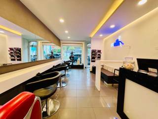 <p><strong>Wonen, ondernemen én investeren op één interessante locatie in Brugge.</strong></p>
<p>Op een vlot bereikbare locatie in de <strong>Baron Ruzettelaan 75</strong> vinden we deze veelzijdige eigendom, bestaande uit een <strong>handelsruimte op het gelijkvloers</strong> en een <strong>aangename duplexwoning met 2 slaapkamers erboven </strong>(aparte toegang voorzien).</p>
<p>De handelsruimte is momenteel verhuurd wat zorgt voor een onmiddellijke huuropbrengst. De combinatie van de handelsruimte met de bovenliggende woning biedt heel wat <strong>mogelijkheden op lange termijn</strong>.</p>
<p>Indeling: handelszaak, met apart toilet, tussenruimte en achteraan een aparte kamer/berging met toegang naar een buitenterras (buitenberging aanwezig). De duplexwoning beschikt over een aparte ingang, ruime woonkamer, aparte keuken, apart toilet, <strong>2 slaapkamers, een ruime badkamer met technische berging, en een aangenaam terras aan de achterzijde</strong>.</p>
<p><strong>Een interessante opportuniteit voor een investeerder</strong> die wonen en verhuur wil combineren: de handelsruimte is reeds verhuurd en ook de woning kan afzonderlijk verhuurd worden.</p>
<p>Maar evengoed is dit een ideale eigendom voor wie <strong>zelf in Brugge wil wonen en tegelijk een deel van de eigendom wil verhuren</strong>. Zo kan de handelsruimte een extra inkomstenbron vormen terwijl u zelf boven woont.</p>
<p>Ook voor zelfstandigen of ondernemers die <strong>wonen en werken willen combineren</strong> kan dit een bijzonder praktische oplossing zijn.</p>
<p><strong>Een eigendom met mogelijkheden en flexibiliteit, zowel voor de particuliere koper als voor de investeerder.</strong></p>
<p>Interesse om de mogelijkheden van deze eigendom te ontdekken? <strong>Contacteer ons voor meer informatie of een bezoek ter plaatse via info@bonnevastgoed.be of via 050/73.73.73. </strong></p>